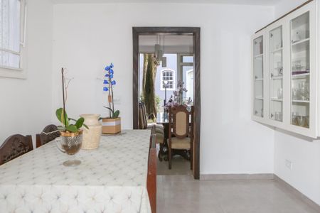 Casa à venda com 342m², 4 quartos e 8 vagas Casa à venda com 342m², 4 quartos e 8 vagasSala