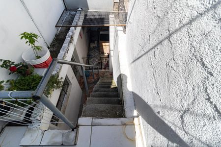 Casa à venda com 150m², 5 quartos e 2 vagas Casa à venda com 150m², 5 quartos e 2 vagasEscada