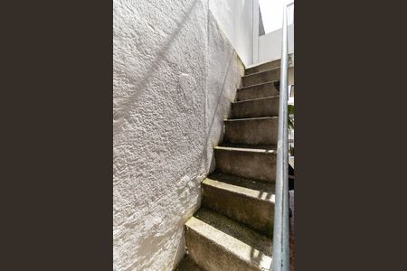 Casa à venda com 150m², 5 quartos e 2 vagas Casa à venda com 150m², 5 quartos e 2 vagasEscada