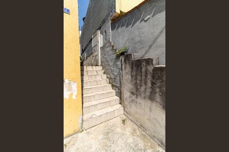 Casa à venda com 150m², 5 quartos e 2 vagas Casa à venda com 150m², 5 quartos e 2 vagasEscada