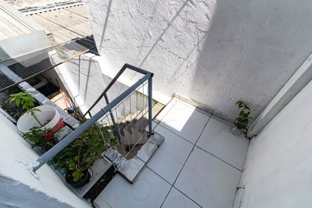 Casa à venda com 150m², 5 quartos e 2 vagas Casa à venda com 150m², 5 quartos e 2 vagasEscada