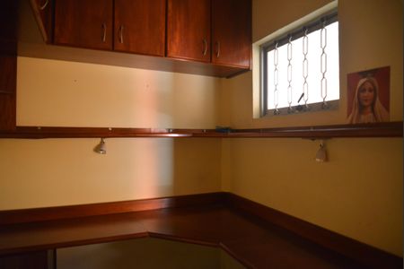 Casa à venda com 236m², 3 quartos e 6 vagasEscritório