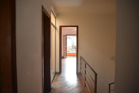 Casa à venda com 236m², 3 quartos e 6 vagasEscada