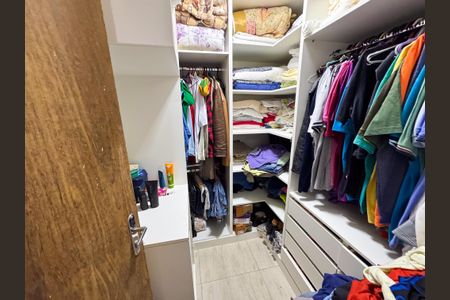 Casa à venda com 80m², 3 quartos e 5 vagasCloset
