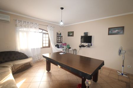 Casa à venda com 157m², 3 quartos e 2 vagasSala