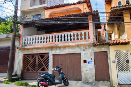 Casa à venda com 220m², 2 quartos e 2 vagas Casa à venda com 220m², 2 quartos e 2 vagasFachada