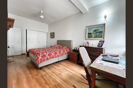 Casa à venda com 503m², 4 quartos e 3 vagas Casa à venda com 503m², 4 quartos e 3 vagasQuarto 4