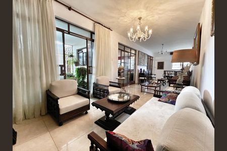 Casa à venda com 503m², 4 quartos e 3 vagas Casa à venda com 503m², 4 quartos e 3 vagasSala