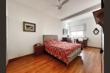 Casa à venda com 503m², 4 quartos e 3 vagas Casa à venda com 503m², 4 quartos e 3 vagasQuarto 4