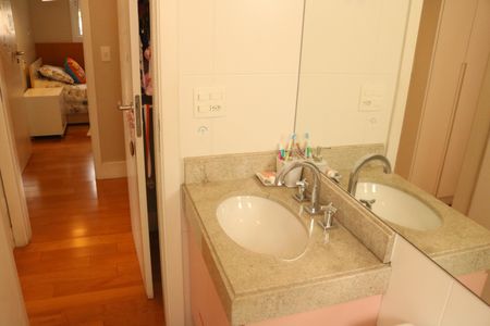 Apartamento à venda com 118m², 3 quartos e 3 vagasBanheiro da Suíte 1