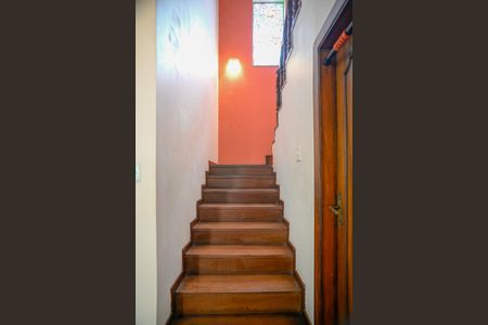 Casa para alugar com 443m², 4 quartos e 5 vagas Casa para alugar com 443m², 4 quartos e 5 vagasEscada