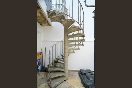 Casa para alugar com 443m², 4 quartos e 5 vagas Casa para alugar com 443m², 4 quartos e 5 vagasEscada para Terraço