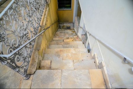 Casa para alugar com 443m², 4 quartos e 5 vagas Casa para alugar com 443m², 4 quartos e 5 vagasEscada para Garagem