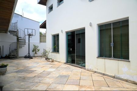 Casa para alugar com 443m², 4 quartos e 5 vagas Casa para alugar com 443m², 4 quartos e 5 vagasQuintal