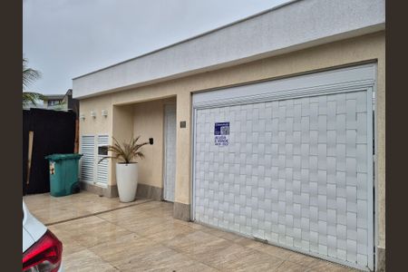 Casa de condomínio à venda com 350m², 3 quartos e 2 vagasFachada da casa