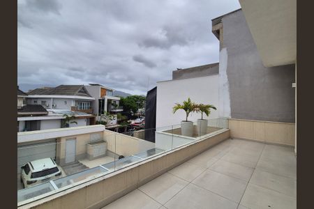 Casa de condomínio à venda com 350m², 3 quartos e 2 vagasVaranda