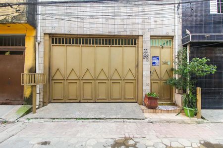 Casa para alugar com 360m², 3 quartos e 2 vagasFachada + Plaquinha