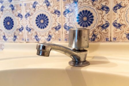 Casa à venda com 92m², 3 quartos e 2 vagasBanheiro - torneira