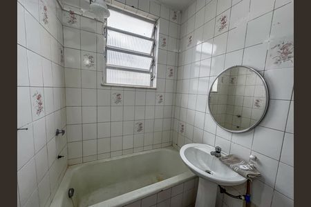Banheiro social de kitnet/studio para alugar com 1 quarto, 16m² em Botafogo, Rio de Janeiro