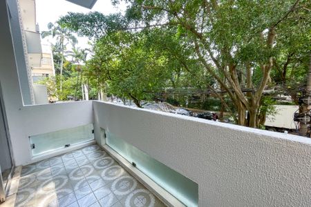 Apartamento à venda com 160m², 3 quartos e 2 vagas Apartamento à venda com 160m², 3 quartos e 2 vagasVaranda