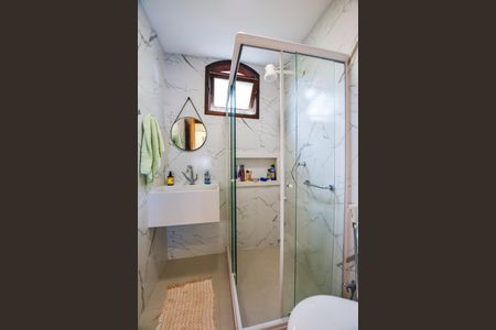 Casa à venda com 216m², 3 quartos e 3 vagas Casa à venda com 216m², 3 quartos e 3 vagasBanheiro 2