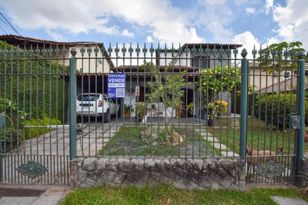 Casa à venda com 216m², 3 quartos e 3 vagas Casa à venda com 216m², 3 quartos e 3 vagasPlaquinha