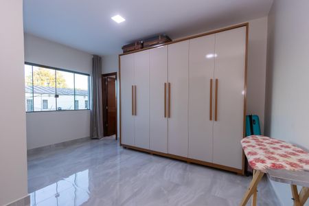 Casa à venda com 360m², 5 quartos e 4 vagas Casa à venda com 360m², 5 quartos e 4 vagasSuíte