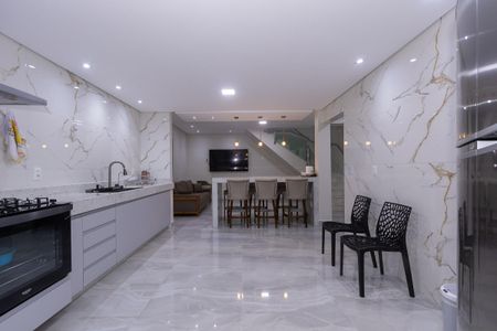 Casa à venda com 360m², 5 quartos e 4 vagas Casa à venda com 360m², 5 quartos e 4 vagasCozinha