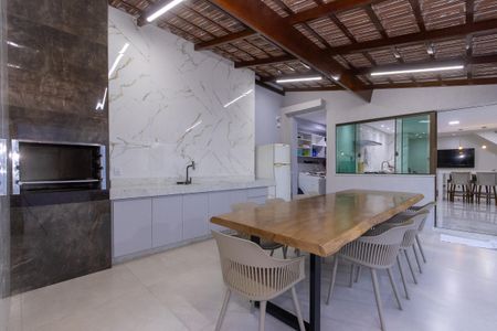 Casa à venda com 360m², 5 quartos e 4 vagas Casa à venda com 360m², 5 quartos e 4 vagasÁrea comum - Churrasqueira