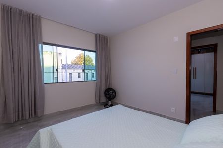 Casa à venda com 360m², 5 quartos e 4 vagas Casa à venda com 360m², 5 quartos e 4 vagasQuarto 3