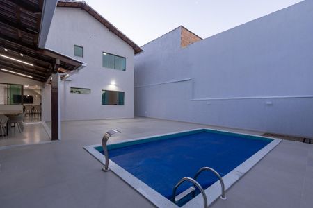 Casa à venda com 360m², 5 quartos e 4 vagas Casa à venda com 360m², 5 quartos e 4 vagasÁrea comum - Piscina