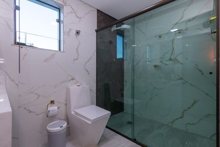 Casa à venda com 360m², 5 quartos e 4 vagas Casa à venda com 360m², 5 quartos e 4 vagasBanheiro 1