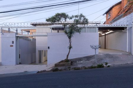 Casa à venda com 360m², 5 quartos e 4 vagas Casa à venda com 360m², 5 quartos e 4 vagasFachada