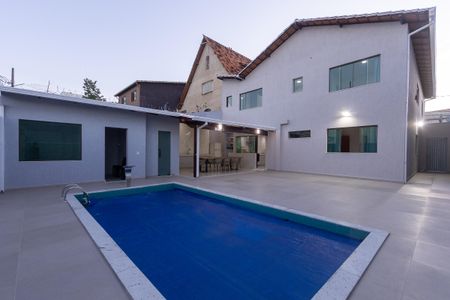 Casa à venda com 360m², 5 quartos e 4 vagas Casa à venda com 360m², 5 quartos e 4 vagasÁrea comum - Piscina
