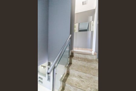 Casa de condomínio à venda com 160m², 3 quartos e sem vagaEscada