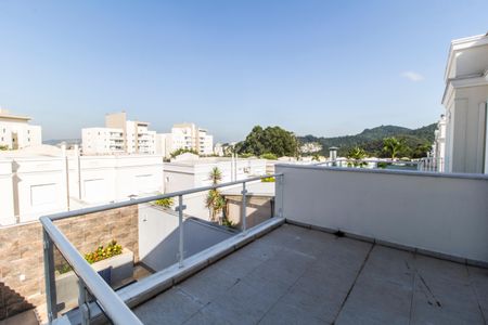 Casa de condomínio à venda com 160m², 3 quartos e sem vagaVaranda - Suíte