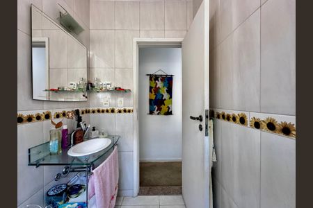 Casa à venda com 150m², 3 quartos e 2 vagas Casa à venda com 150m², 3 quartos e 2 vagasBanheiro