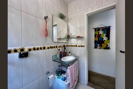 Casa à venda com 150m², 3 quartos e 2 vagas Casa à venda com 150m², 3 quartos e 2 vagasBanheiro