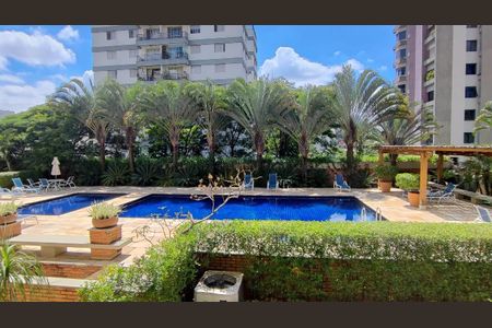 Apartamento à venda com 240m², 3 quartos e 4 vagasÁrea comum - Piscina