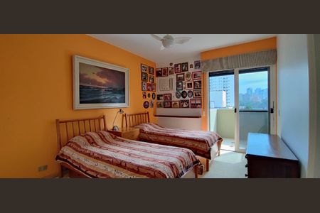 Apartamento à venda com 240m², 3 quartos e 4 vagasSuíte 2