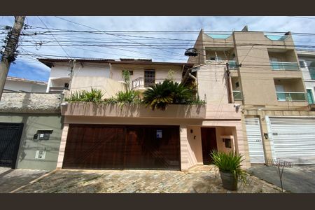 Casa para alugar com 317m², 5 quartos e 2 vagas Casa para alugar com 317m², 5 quartos e 2 vagasFachada