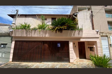 Casa para alugar com 317m², 5 quartos e 2 vagas Casa para alugar com 317m², 5 quartos e 2 vagasFachada