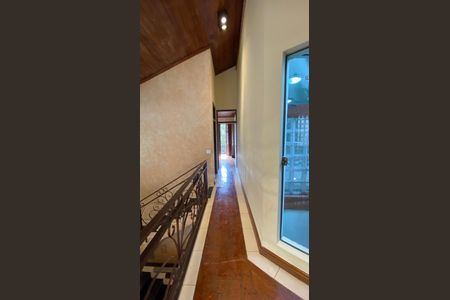 Casa para alugar com 317m², 5 quartos e 2 vagas Casa para alugar com 317m², 5 quartos e 2 vagasCasa 1 - Corredor superior