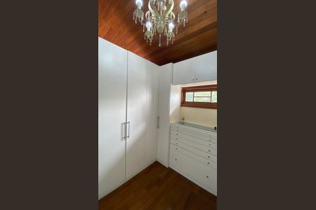 Casa para alugar com 317m², 5 quartos e 2 vagas Casa para alugar com 317m², 5 quartos e 2 vagasCasa 1 - Closet da Suíte 1