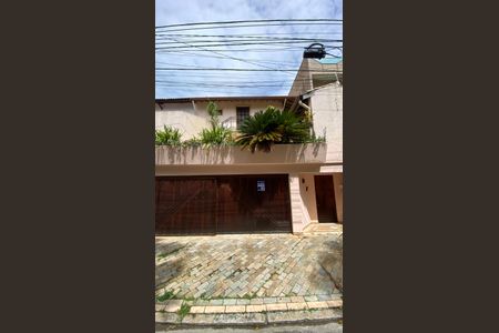 Casa para alugar com 317m², 5 quartos e 2 vagas Casa para alugar com 317m², 5 quartos e 2 vagasFachada