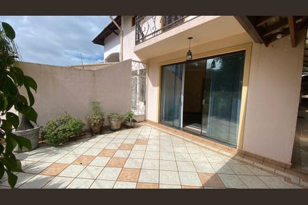 Casa para alugar com 317m², 5 quartos e 2 vagas Casa para alugar com 317m², 5 quartos e 2 vagasCasa 1 - Varanda da Sala