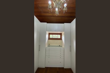 Casa para alugar com 317m², 5 quartos e 2 vagas Casa para alugar com 317m², 5 quartos e 2 vagasCasa 1 - Closet da Suíte 1