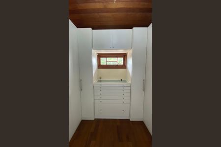 Casa para alugar com 317m², 5 quartos e 2 vagas Casa para alugar com 317m², 5 quartos e 2 vagasCasa 1 - Closet da Suíte 1