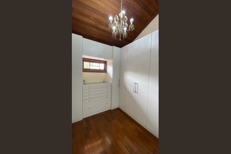 Casa para alugar com 317m², 5 quartos e 2 vagas Casa para alugar com 317m², 5 quartos e 2 vagasCasa 1 - Closet da Suíte 1