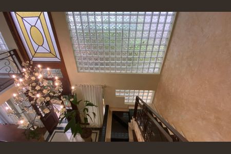 Casa para alugar com 317m², 5 quartos e 2 vagas Casa para alugar com 317m², 5 quartos e 2 vagasCasa 1 - Escada